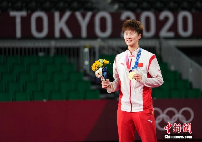 东京奥运会羽毛球女子单打决赛，陈雨菲战胜中国台北选手戴资颖获得金牌。/p中新社记者 杜洋 摄