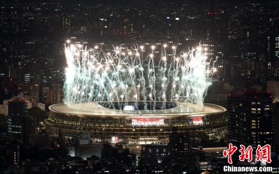 8月24日,2020东京残奥会开幕式在东京新国立竞技场举行。图为开幕式上的烟花表演。 8月24日,2020东京残奥会开幕式在东京新国立竞技场举行。图为开幕式上的烟花表演。