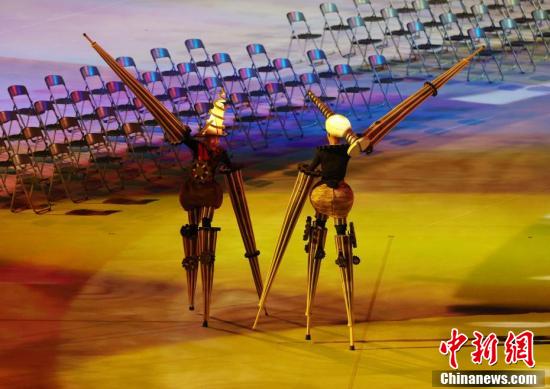 8月24日,2020东京残奥会开幕式在东京新国立竞技场举行。图为开幕式上的表演。 8月24日,2020东京残奥会开幕式在东京新国立竞技场举行。图为开幕式上的表演。