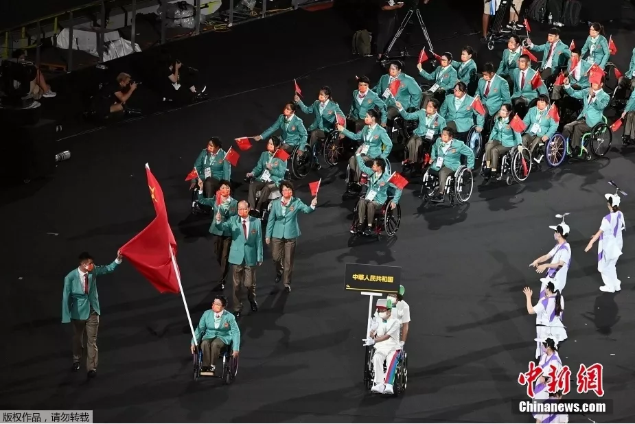 8月24日,2020东京残奥会开幕式在东京新国立竞技场举行。图为中国代表团入场。 8月24日,2020东京残奥会开幕式在东京新国立竞技场举行。图为中国代表团入场。