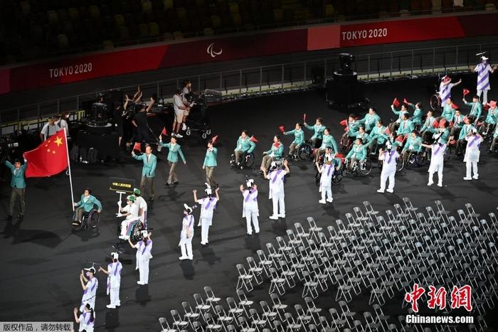 8月24日,2020东京残奥会开幕式在东京新国立竞技场举行。图为中国代表团入场。 8月24日,2020东京残奥会开幕式在东京新国立竞技场举行。图为中国代表团入场。
