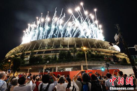 8月24日，2020东京残奥会开幕式在东京新国立竞技场举行。图为体育场上空烟花绽放。