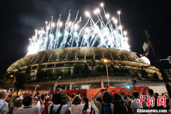 8月24日,2020东京残奥会开幕式在东京新国立竞技场举行。图为体育场上空烟花绽放。 8月24日,2020东京残奥会开幕式在东京新国立竞技场举行。图为体育场上空烟花绽放。