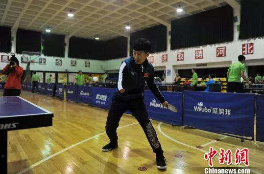 里约残奥会冠军葛杨与乒乓球爱好者切磋技艺。翟羽佳摄 里约残奥会冠军葛杨与乒乓球爱好者切磋技艺。翟羽佳摄