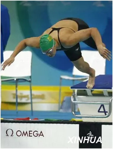 资料图：南非选手纳塔莉·杜托伊特在北京2008年残奥会S9级女子50米自由泳决赛中。新华社记者丁旭摄