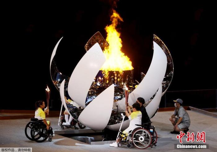 8月24日，日本东京，2020东京残奥会开幕式在东京新国立竞技场举行。图为残奥会火炬点火。