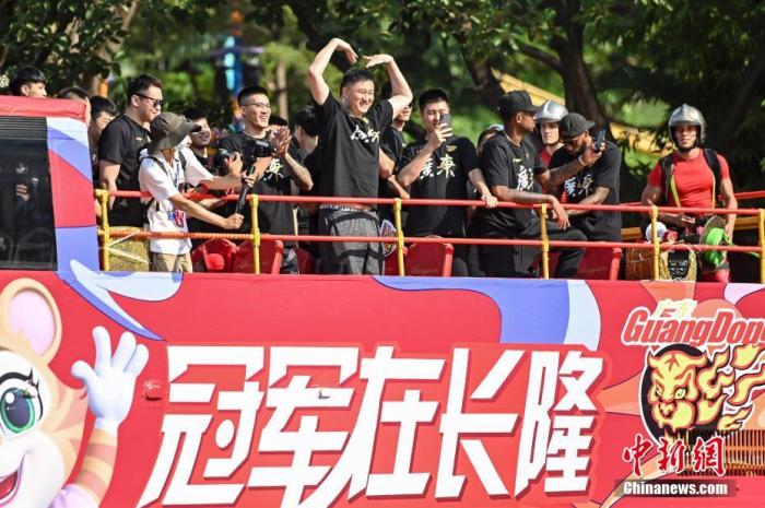 10月11日,广东宏远队在广州市的长隆旅游度假区举行2019-2020赛季CBA总冠军巡游活动。图为广东宏远队主教练杜锋(中)在巡游大巴车上向球迷示意。中新社记者 陈骥旻 摄 10月11日,广东宏远队在广州市的长隆旅游度假区举行2019-2020赛季CBA总冠军巡游活动。图为广东宏远队主教练杜锋(中)在巡游大巴车上向球迷示意。/p中新社记者 陈骥旻 摄